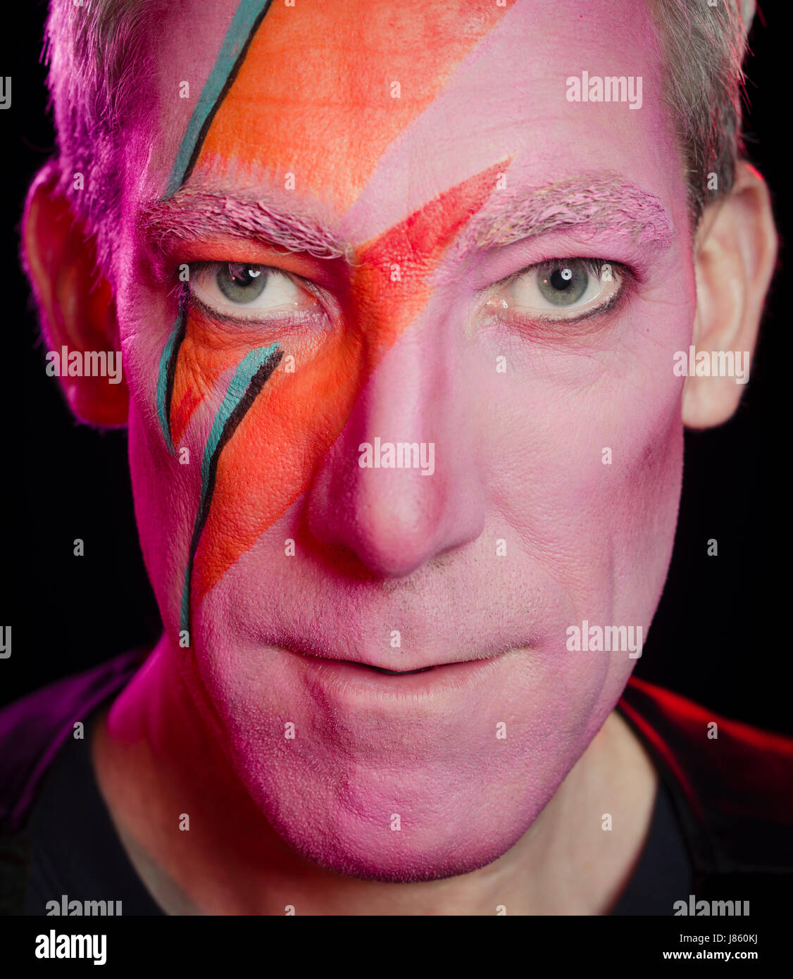 Hombre vestido con Aladdin (Slane Ziggy Stardust) David Bowie maquillaje  estilo Fotografía de stock - Alamy