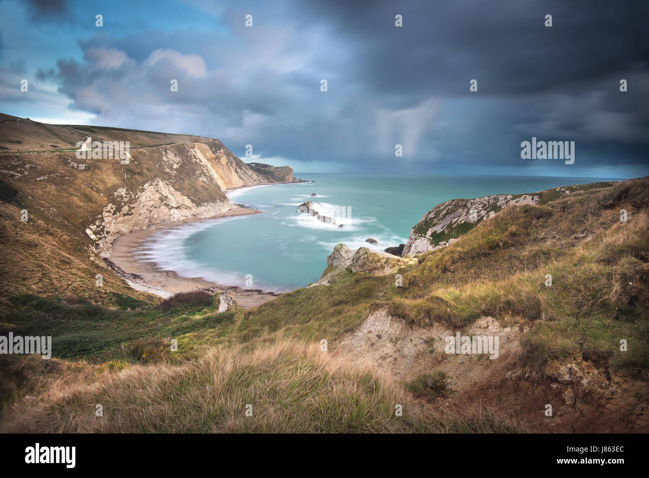 Man o' War Bay, cerca de la puerta de Durdle, y la vista hacia el este a lo largo de la Costa Jurásica, en Dorset, Inglaterra Foto de stock