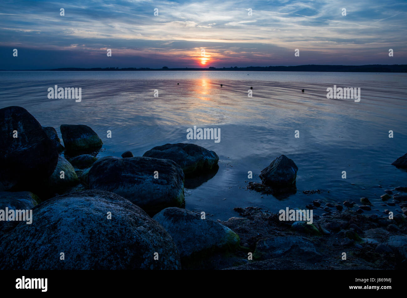 Ruegen, Alemania. El 18 de mayo, 2017. El atardecer es retratada en la Neu Reddevitz en el Báltico en la isla de Ruegen, Alemania, 18 de mayo de 2017. Ruegen es la mayor y más poblada isla alemana con 77.000 habitantes. Foto: Jens Büttner/dpa-Zentralbild/ZB/dpa/Alamy Live News Foto de stock