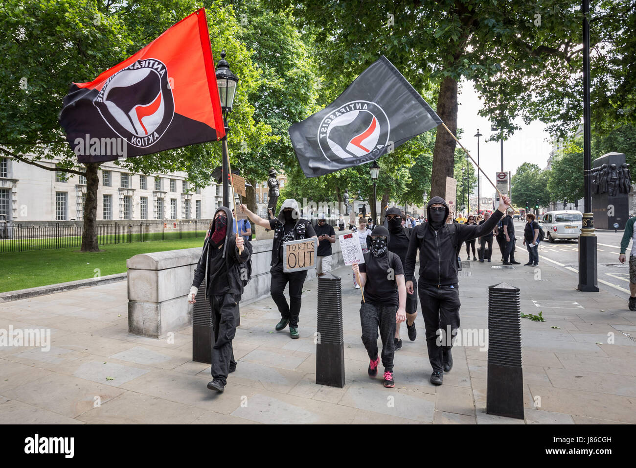Londres, Reino Unido. 27 de mayo de 2017. Un pequeño grupo de anti-fascistas y anarquistas de marzo a través de Whitehall como parte de un anti-Partido Tory protesta antes de las próximas elecciones generales. © Guy Corbishley/Alamy Live News Foto de stock