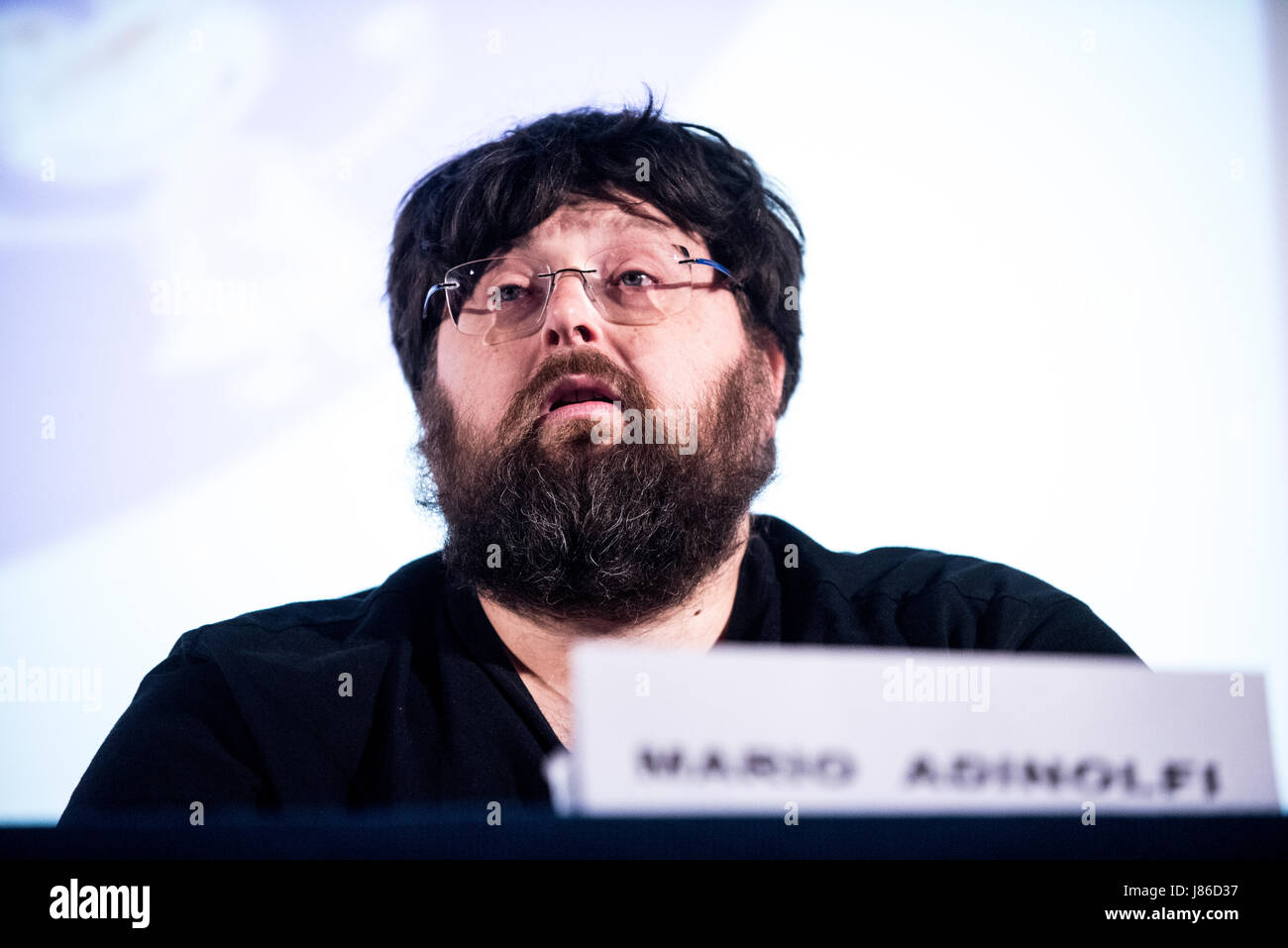 Savigliano, Italia, 27 de mayo de 2017. El político y periodista italiano Mario Adinolfi conversaciones en Savigliano en cinema Aurora Crédito: Alberto Gandolfo/Alamy Live News Foto de stock