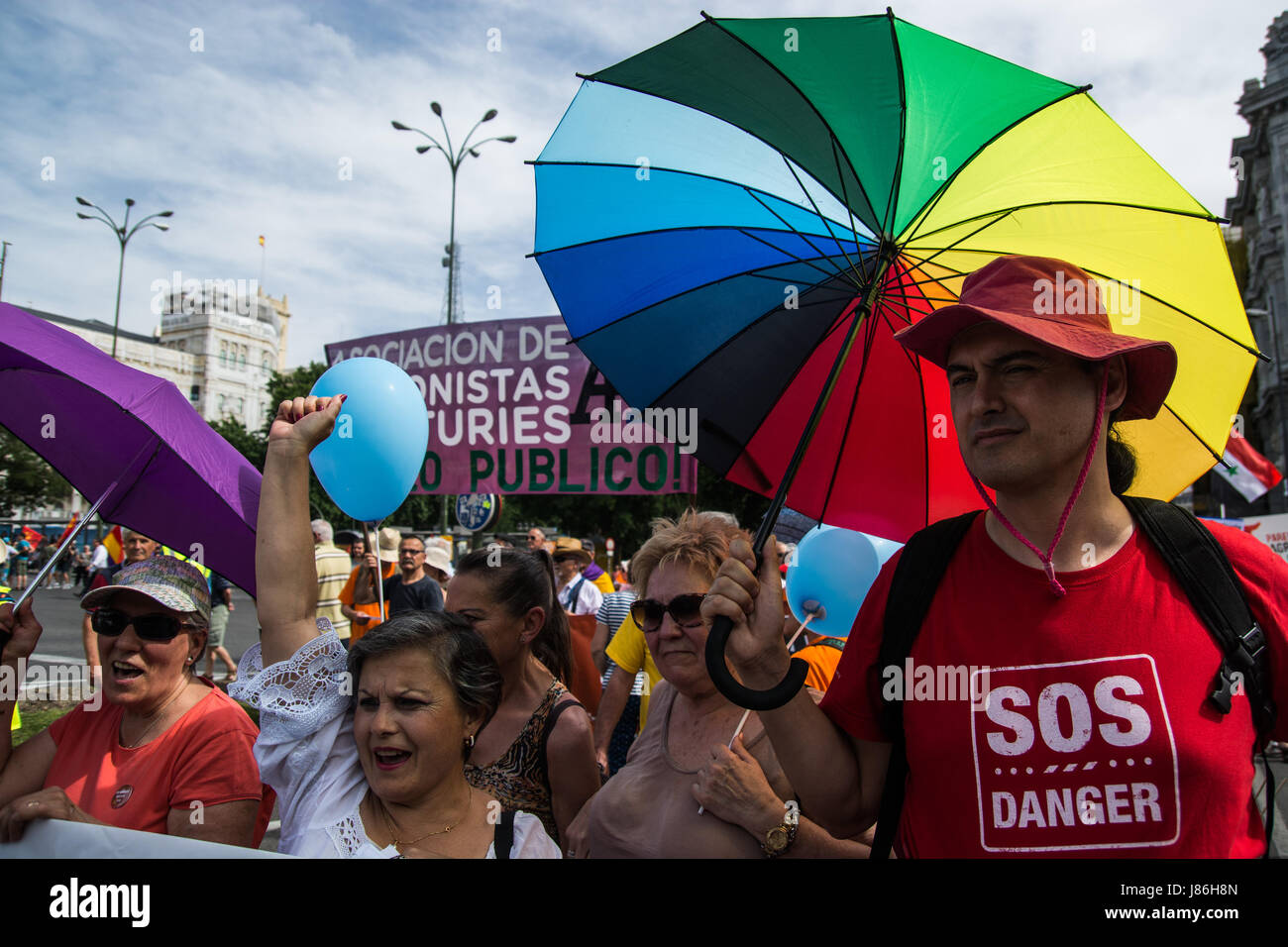 Madrid, España. 27 de mayo de 2017. Las personas que protestaban contra el gobierno durante la "dignidad" de os arcos reclamando soluciones para los problemas sociales, en Madrid, España. Crédito: Marcos del mazo/Alamy Live News Foto de stock