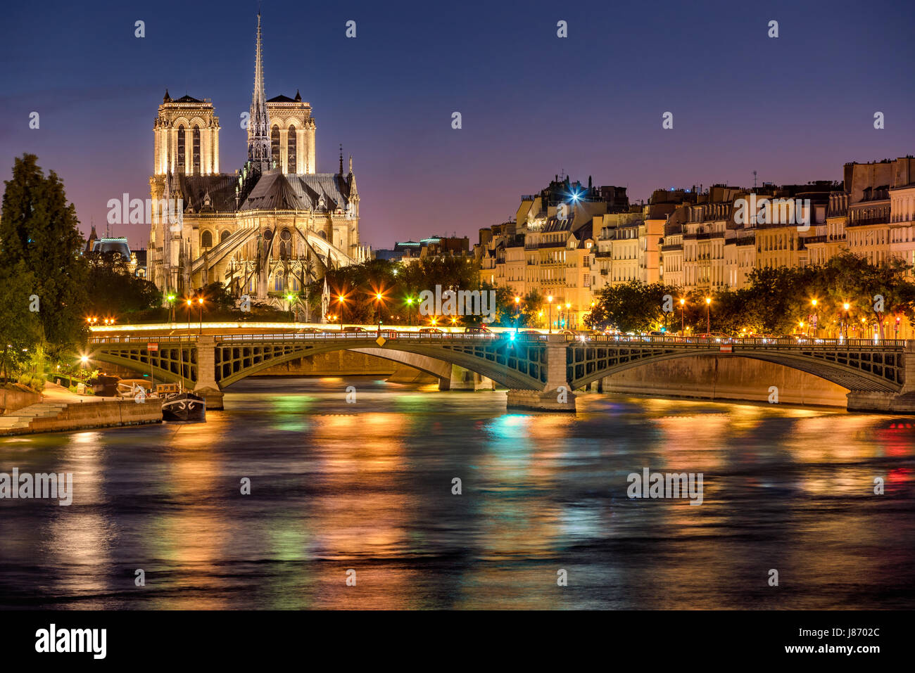 Catedral de Notre Dame, el río Sena y el Puente de Sully en penumbra. Noche de Verano en Ile Saint Louis, 4º arrondissement de París. Francia Foto de stock