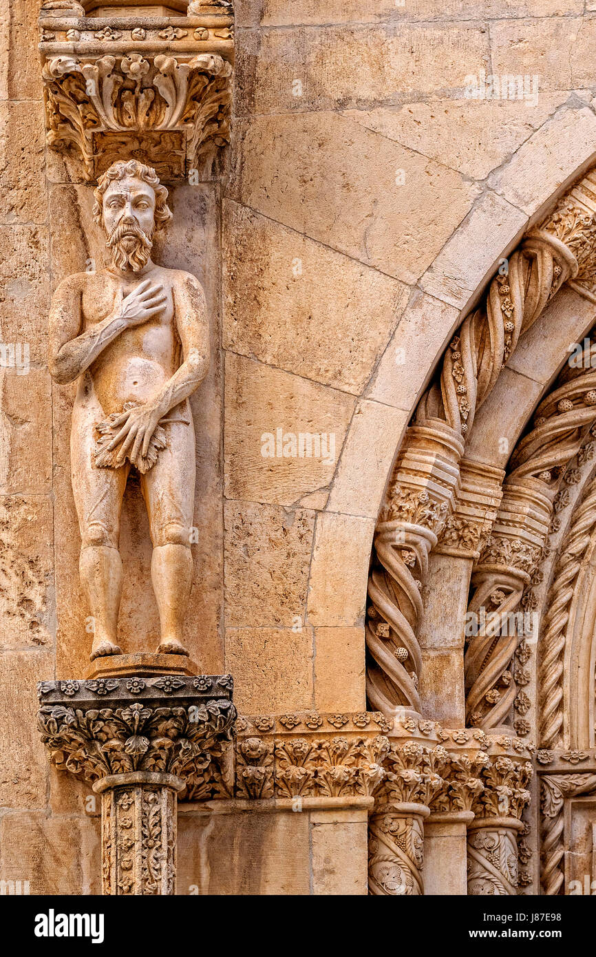 Croacia, Dalmacia, Sibenik, La Catedral de Saint James - crucero - El portal del norte dijo que los Leones - Estatua de Adam Foto de stock