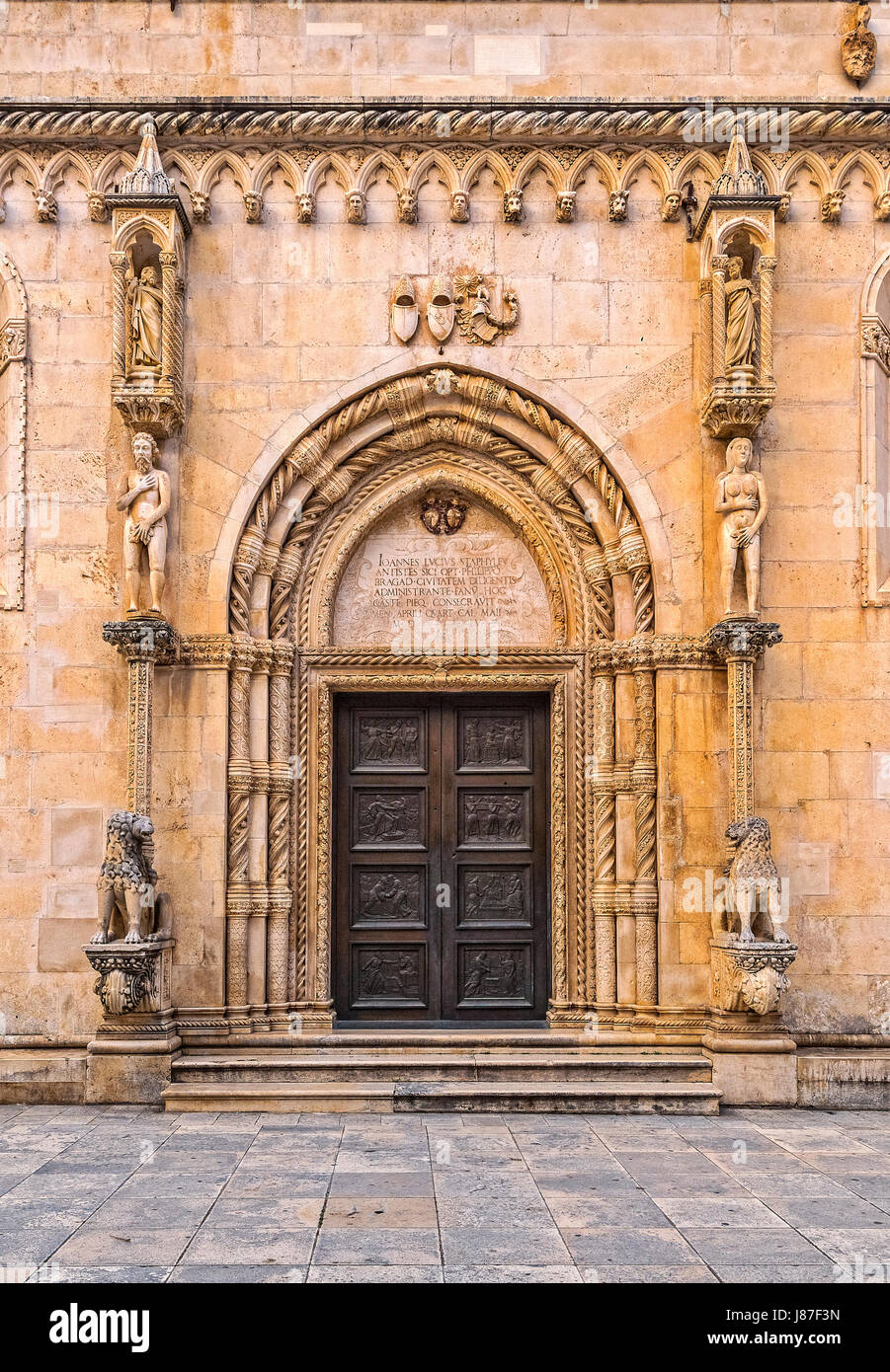 Croacia, Dalmacia, Sibenik, La Catedral de Saint James - crucero - El portal del norte dijo que los Leones Foto de stock