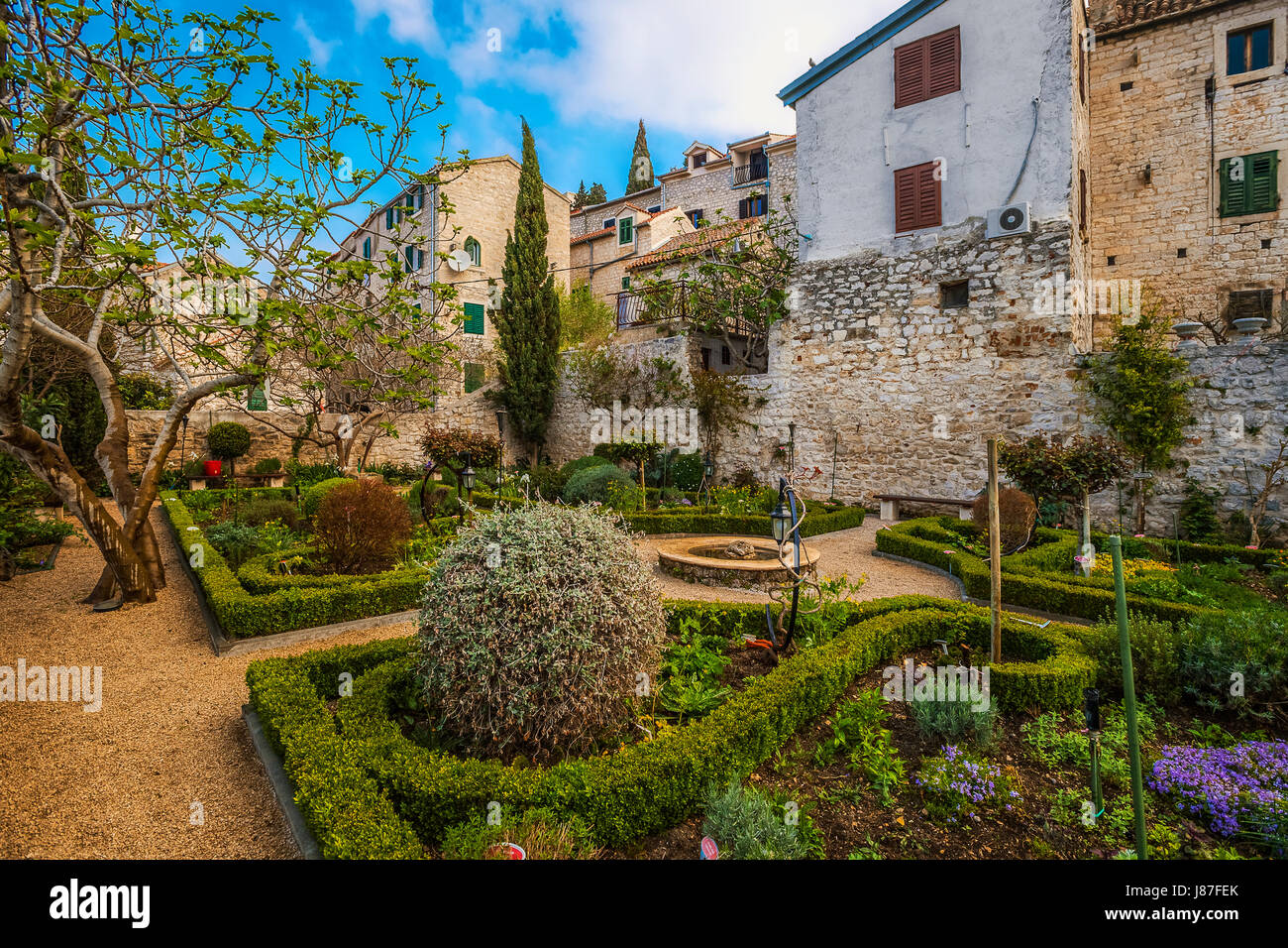 Croacia, Dalmacia, Sibenik - Gorica -Jardín medieval del convento de San Lorenzo del siglo XV. Foto de stock
