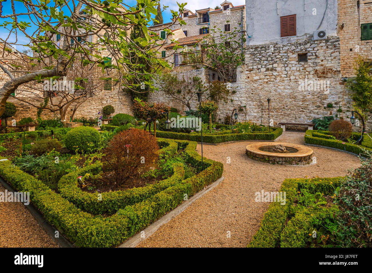 Croacia, Dalmacia, Sibenik - Gorica -Jardín medieval del convento de San Lorenzo del siglo XV. Foto de stock
