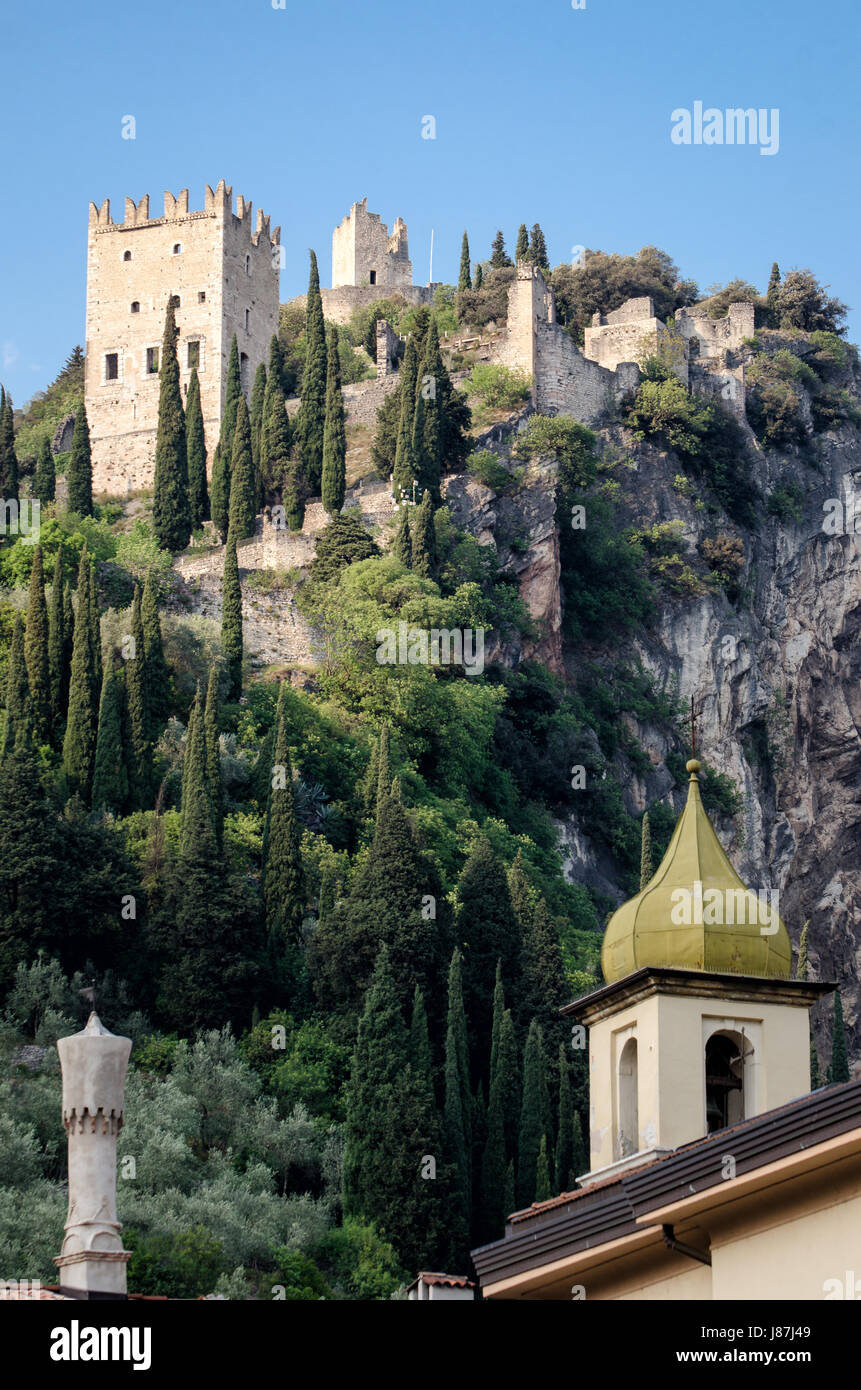 Castello di Arco (Arco Castillo) en Trentino Italia Foto de stock
