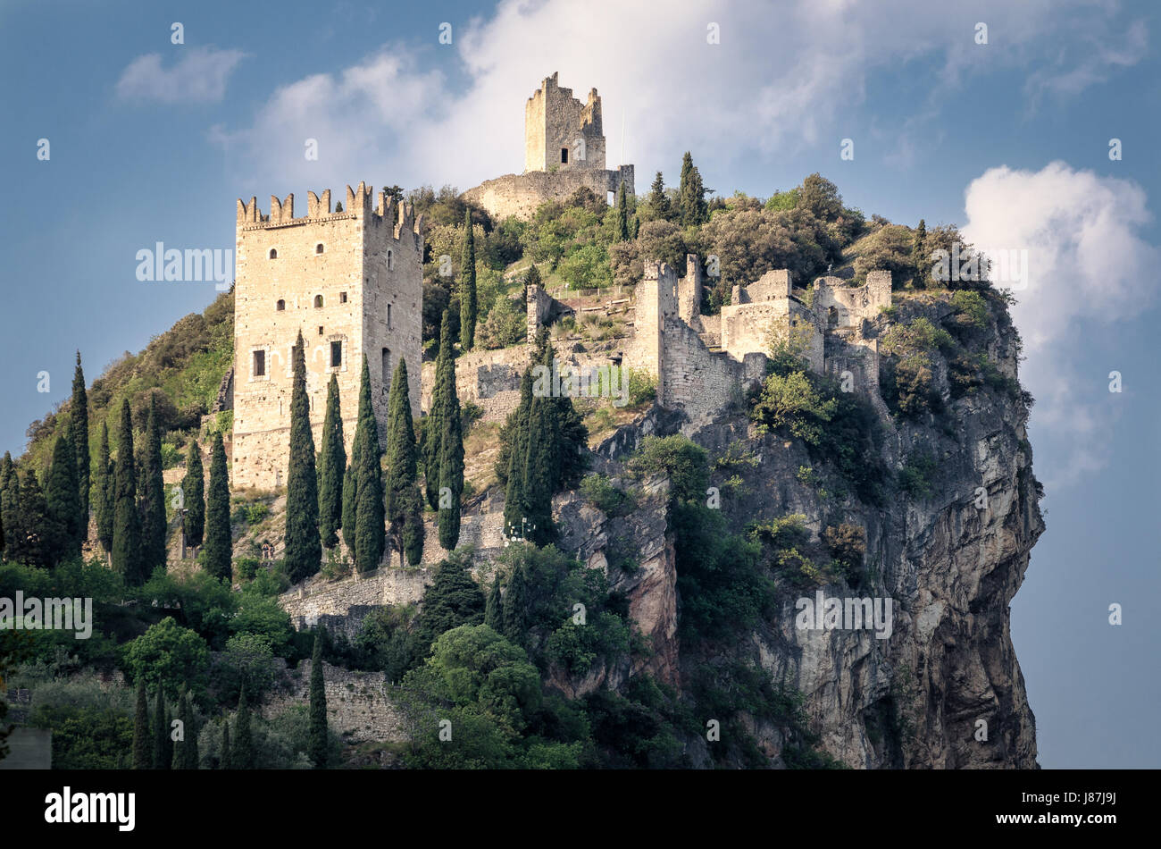 Castello di Arco (Arco Castillo) en Trentino Italia Foto de stock
