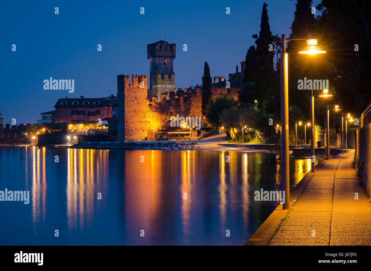 Sirmione (Lago di Garda) al atardecer Foto de stock
