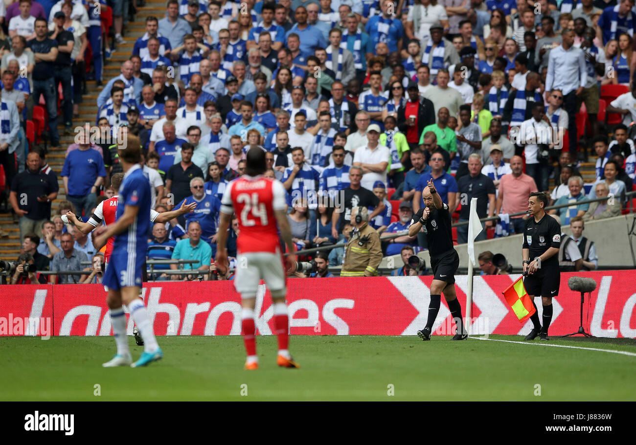 Del Arsenal Aaron Ramsey está reservado para los Emiratos unsporting comportamiento durante la final de la Copa FA en el estadio de Wembley, Londres. Foto de stock