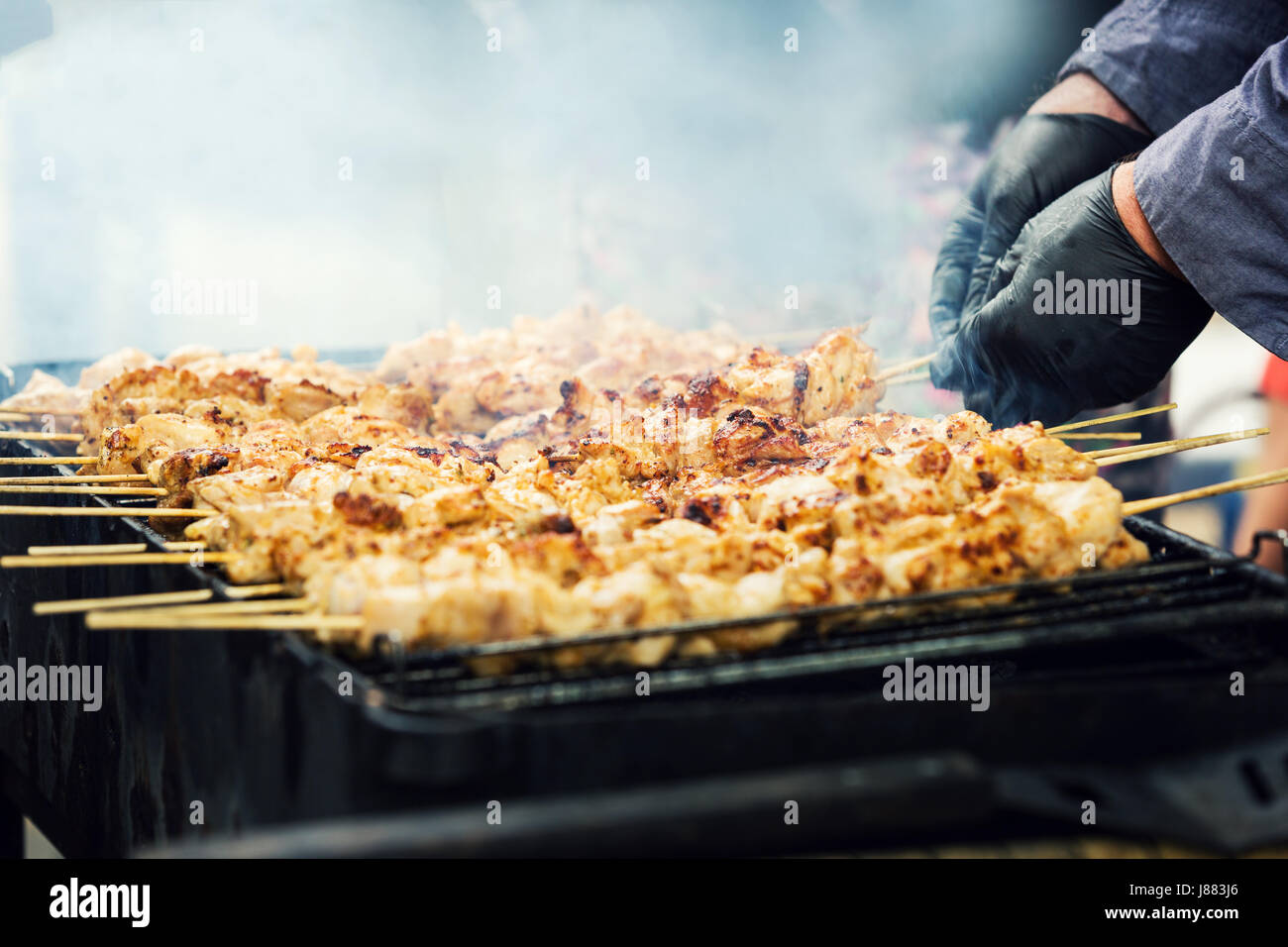 Cocinar la carne de pollo en la parrilla Foto de stock