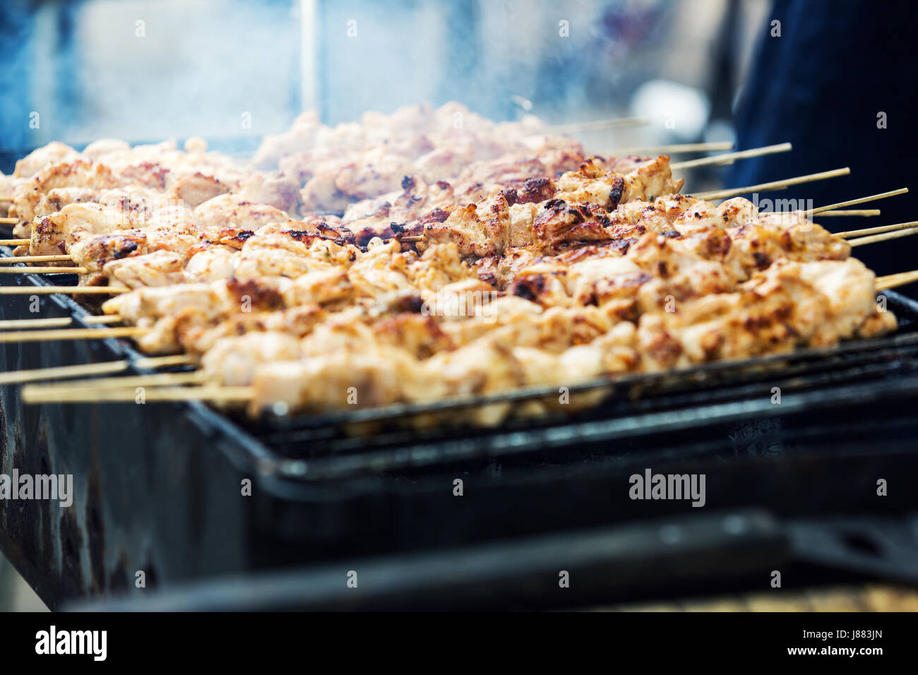 En brochetas de carne de pollo a la parrilla Foto de stock