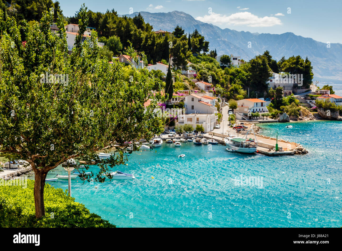 Hermosa Bahía del Adriático y la aldea cerca de Split, Croacia Foto de stock