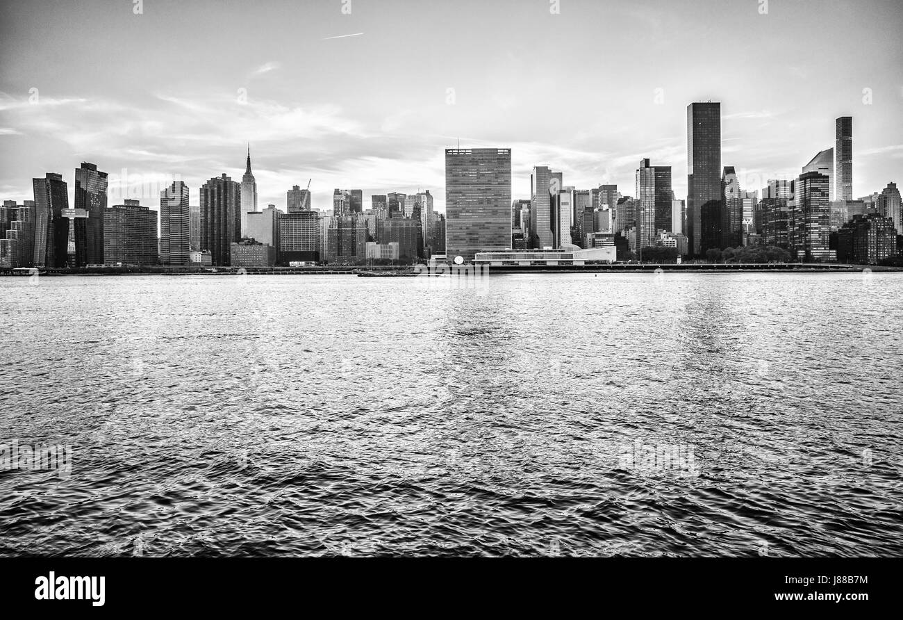 Panorama de la ciudad de Nueva York a lo largo de East River en blanco y negro Foto de stock
