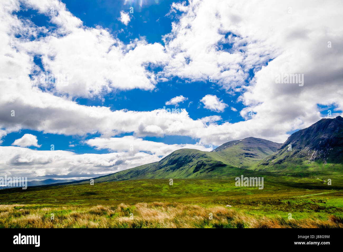 Vista sobre montañas y praderas del paisaje en Escocia Foto de stock