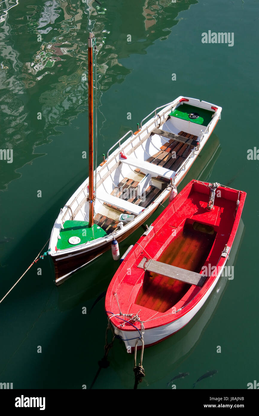 Barcos de vela, barco, velero, bote a remo, lancha, embarcaciones, agua,  color Fotografía de stock - Alamy