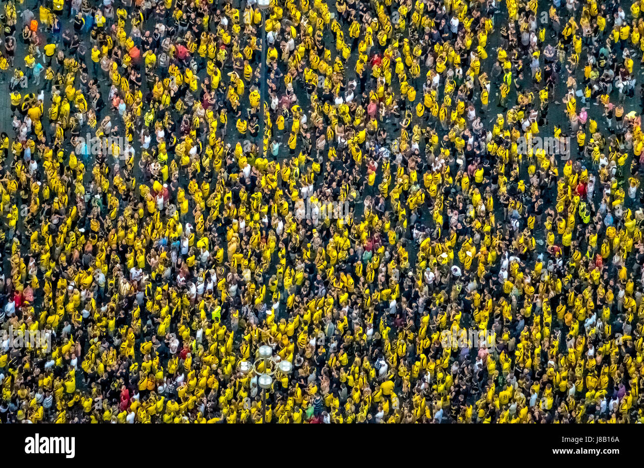 Público en la Dortmunder Hansaplatz, Cup match entre BVB y Eintracht Frankfurt, Fanmeile, Rudelgucken, Dortmund, área de Ruhr, al norte Rhine-We Foto de stock
