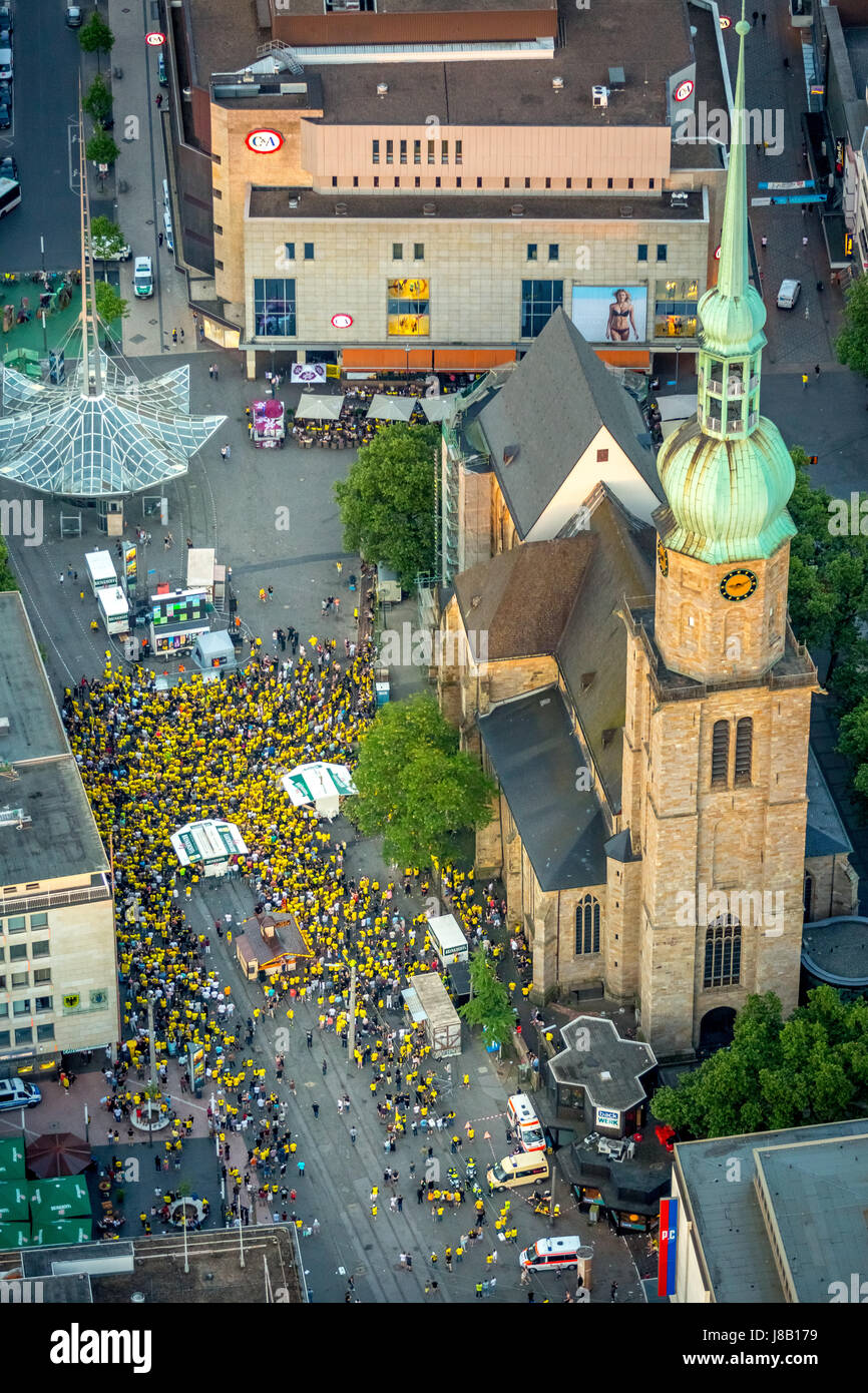 Público en la Reinoldikirche, Cup match entre BVB y Eintracht Frankfurt, Fanmeile, Rudelgucken, Dortmund, área de Ruhr, al norte Rhine-Westphali Foto de stock