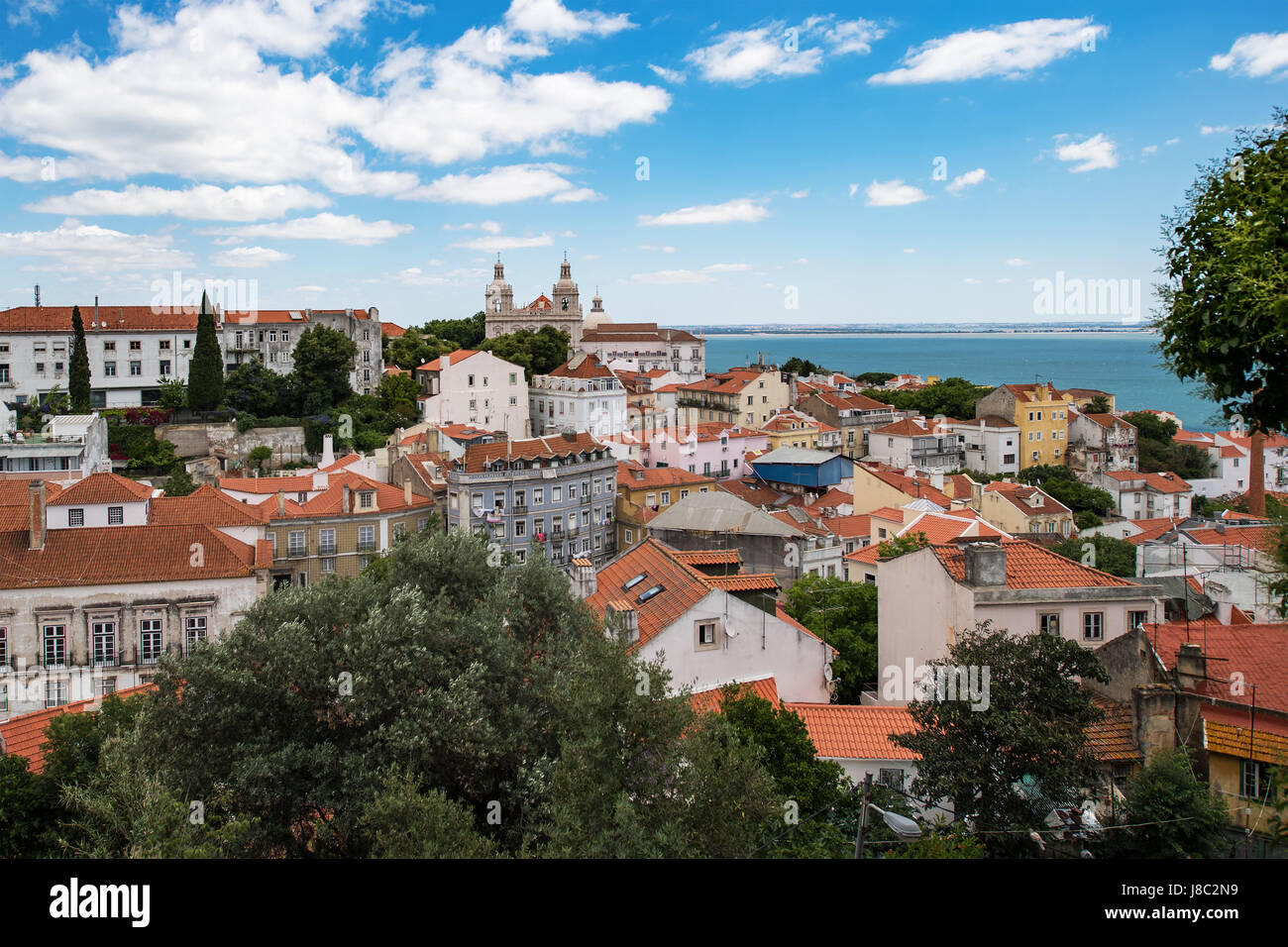 Vista aérea de la ciudad de Lisboa y del río Tagus con tejados rojos y monumentos Foto de stock