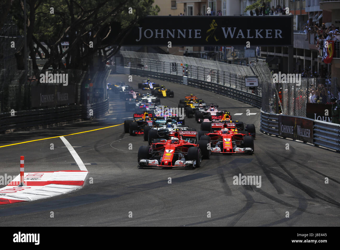 Monte Carlo, Monaco. 28 de mayo de 2017. KIMI RAIKKONEN de Finlandia y la Scuderia Ferrari lidera el inicio del 2017 Grand Prix de Fórmula 1 de Mónaco en Montecarlo, Mónaco. Crédito: James Gasperotti/Zuma alambre/Alamy Live News Foto de stock