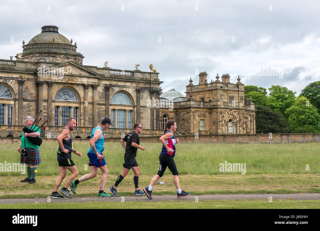 Gosford Estate, East Lothian, Escocia, Reino Unido. 28 de mayo de 2017. Una línea de corredores y una gaita jugador delante de Gosford House en la Maratón de Edimburgo Festival 2017 en Mile 18 Foto de stock