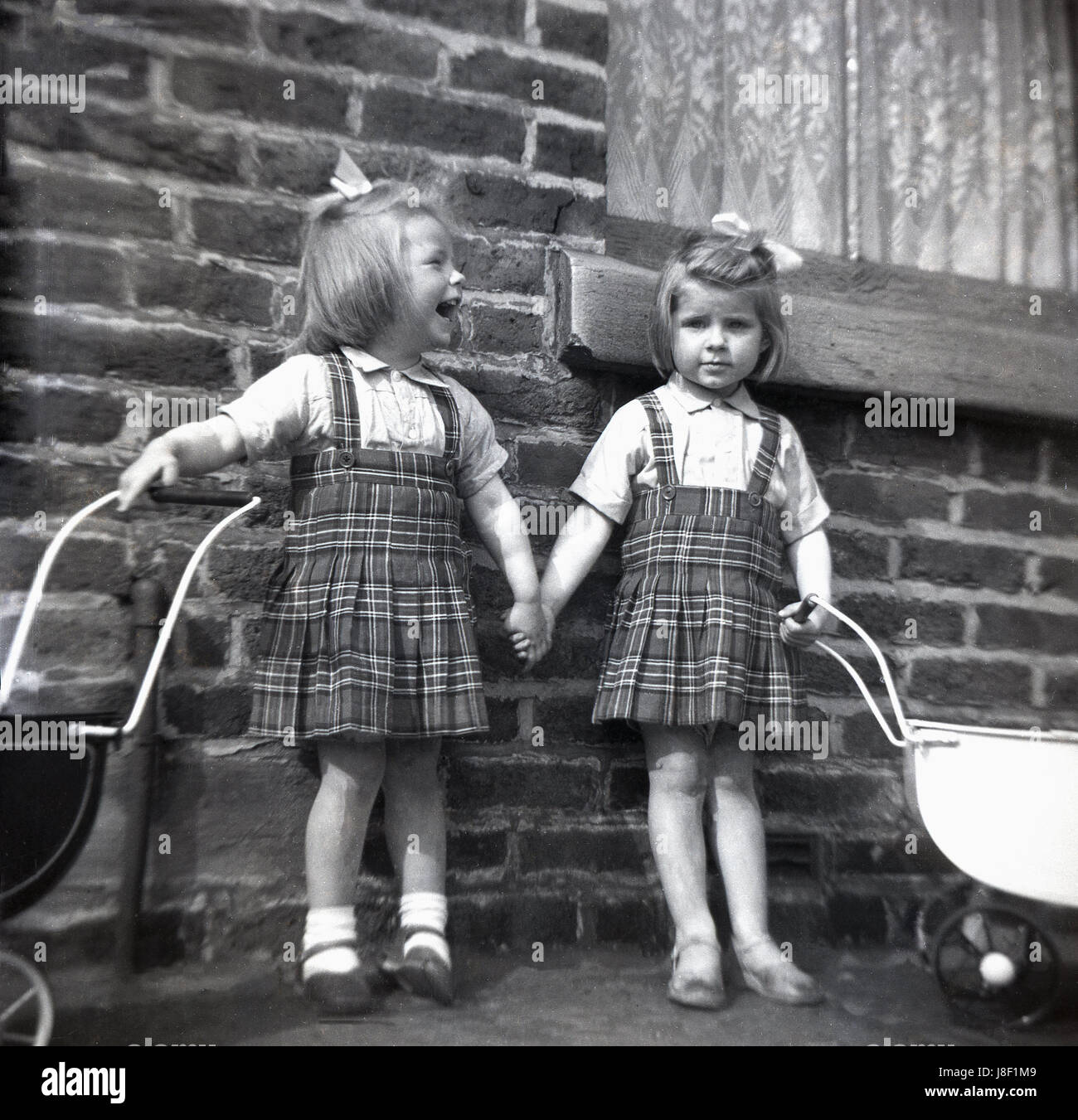 niñas vestidas de muñecas