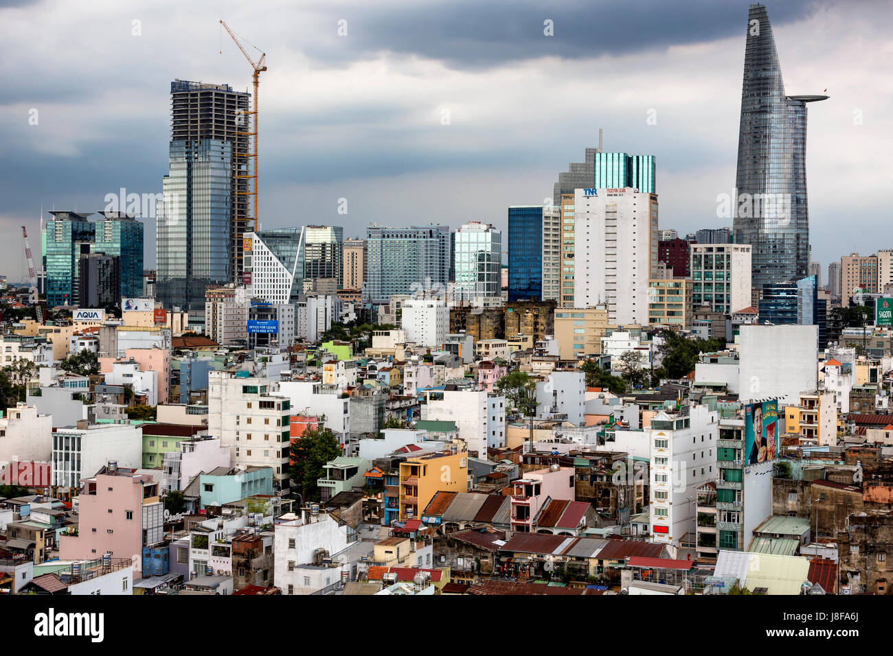 De febrero de 2017, Ciudad Ho Chi Minh, Vietnam. Vista de los tejados coloridos y los rascacielos de la ciudad de Ho Chi Minh. Foto de stock