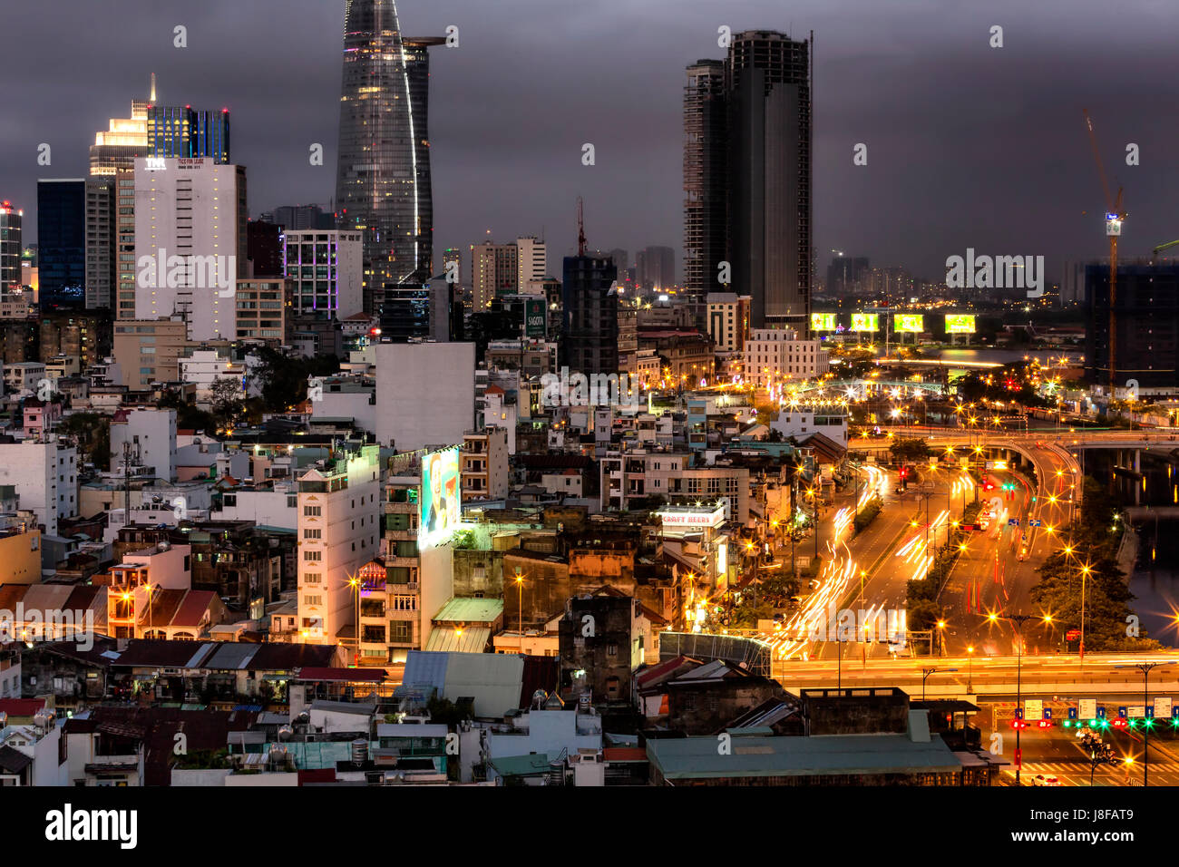 De febrero de 2017, Ciudad Ho Chi Minh, Vietnam. Vista nocturna de una autopista y el distrito financiero. Foto de stock