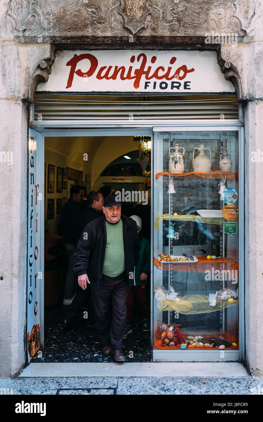 Un hombre en la puerta de uno de Bari más conocido del panaderías - Bari Vecchia, Puglia, Italia Foto de stock