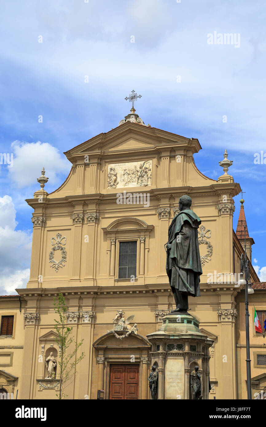 La Basílica de San Marcos y el monumento al General Manfredo Fanti, la Piazza di San Marco, Florencia, Toscana, Italia, Europa. Foto de stock