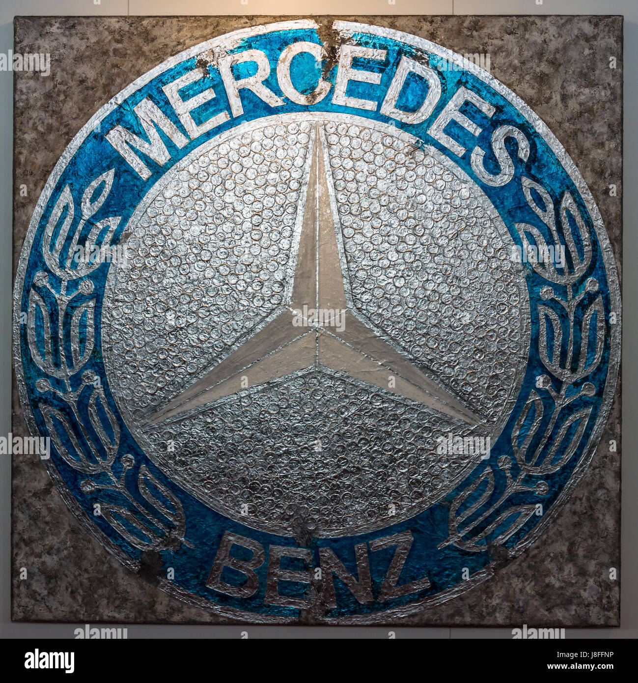 La pintura con el logo del artista alemán Mercedes-Benz Ferencz Olivier.  Europa la mayor exposición de coches clásicos clásicos 'retro' Fotografía  de stock - Alamy