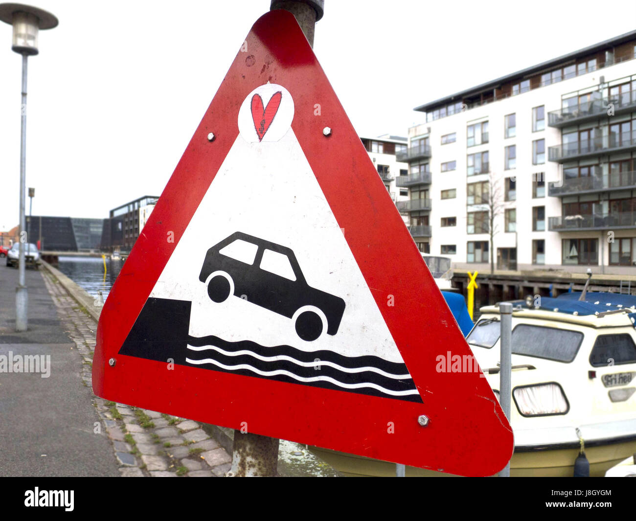 Un signo de precaución para advertir a los vehículos que no conduzca al agua. Foto de stock