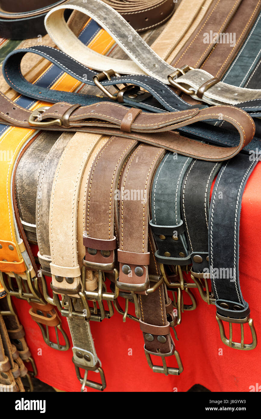 Cinturones de cuero en la exhibición y venta en el mercado al aire libre  Fotografía de stock - Alamy