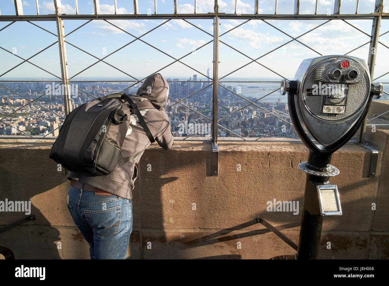 El fotógrafo toma de fotografía en la parte superior del edificio Empire State de Nueva York, EE.UU. Foto de stock