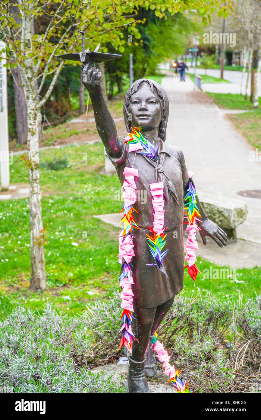 Estatua De Bronce De Sadako Sasaki En Seattle Seattle Washington 11 De Abril De 17 Fotografia De Stock Alamy Estatua De Bronce De Sadako Sasaki En Seattle Seattle Washington 11 De Abril De 17 Fotografia De Stock Alamy
