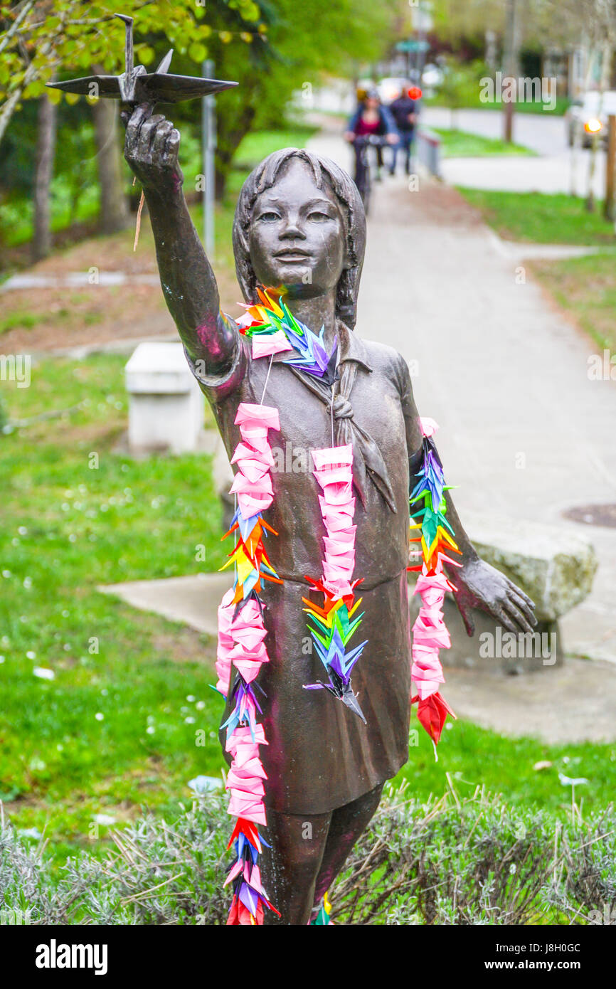El Parque De La Paz De Seattle Con Estatua De Sadako Sasaki Seattle Washington 11 De Abril De 17 Fotografia De Stock Alamy El Parque De La Paz De Seattle Con Estatua De Sadako Sasaki Seattle Washington 11 De Abril De 17 Fotografia De Stock Alamy