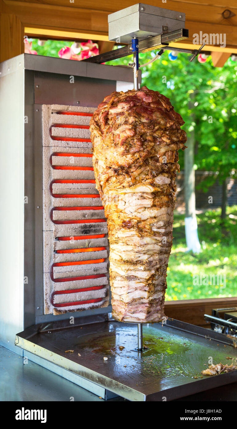 La comida rápida tradicional turco doner kebab de carne en un asador  giratorio Fotografía de stock - Alamy