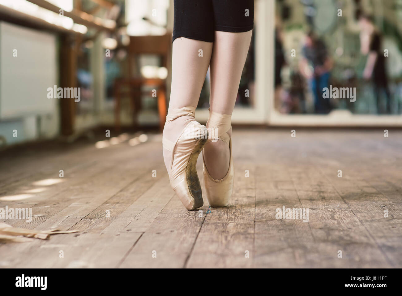 Closeup shot de las piernas de una mujer, bailarina de ballet de pie sobre  sus dedos vistiendo pointe zapatos. Bailarina de ballet practicando  movimientos de baile Fotografía de stock - Alamy