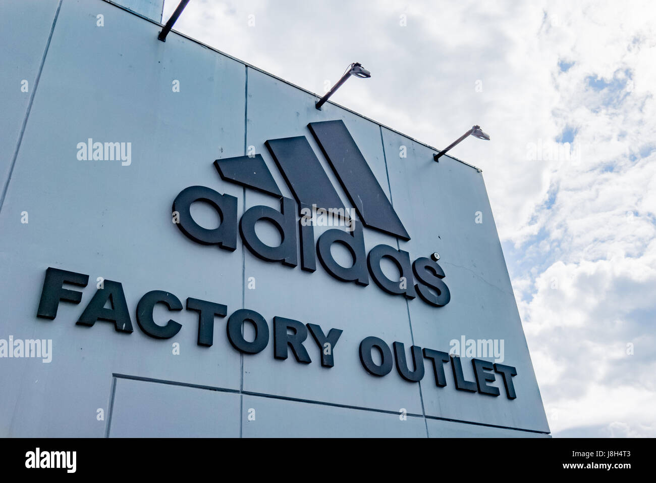 partido Republicano bañera otro Copenhague, 7 de julio de 2016, Adidas Factory Outlet. Logo aganist el  cielo. Adidas es una multinacional alemana fabricante de ropa deportiva  Fotografía de stock - Alamy