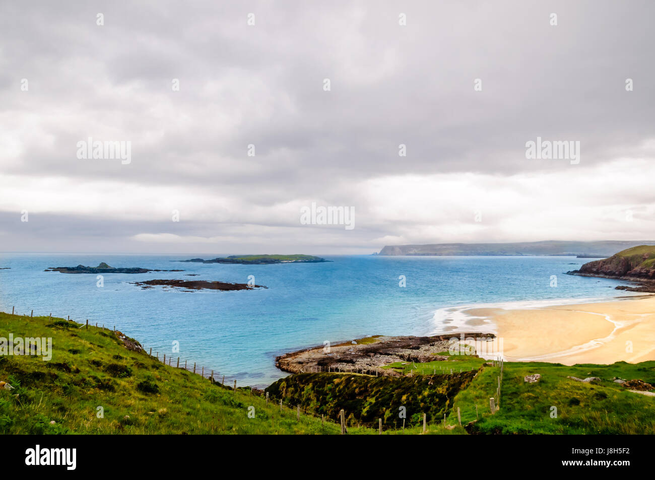Vista sobre la playa y costa en el norte de Escocia. Foto de stock