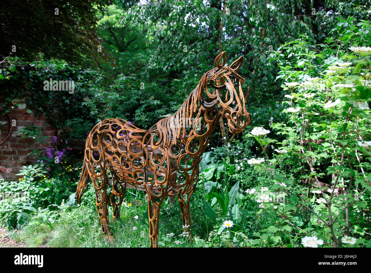 Construido a partir de herraduras de caballos en el mundo del caballo Jardín de bienestar, un artesano Jardín en RHS Chelsea Flower Show 2017 Foto de stock