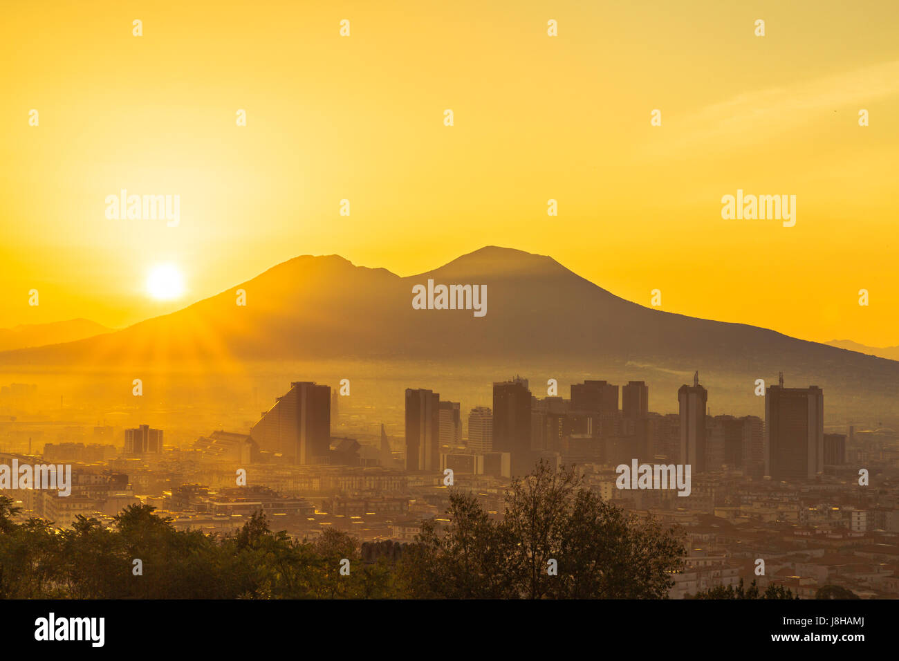 El sol se alza sobre el Monte Vesubio, en Nápoles, Italia Foto de stock
