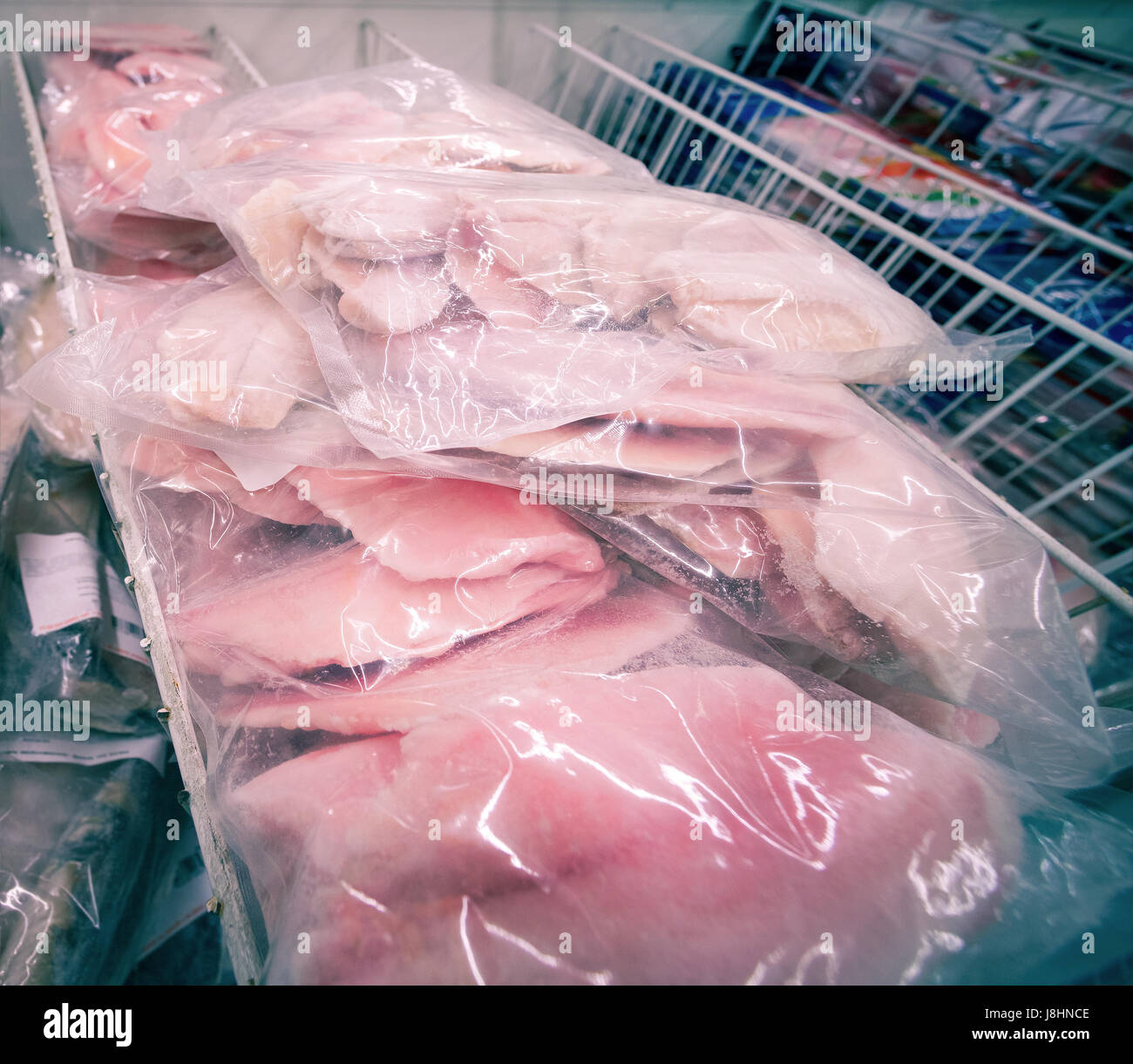 La merluza congelada en el frigorífico de un supermercado Español  Fotografía de stock - Alamy