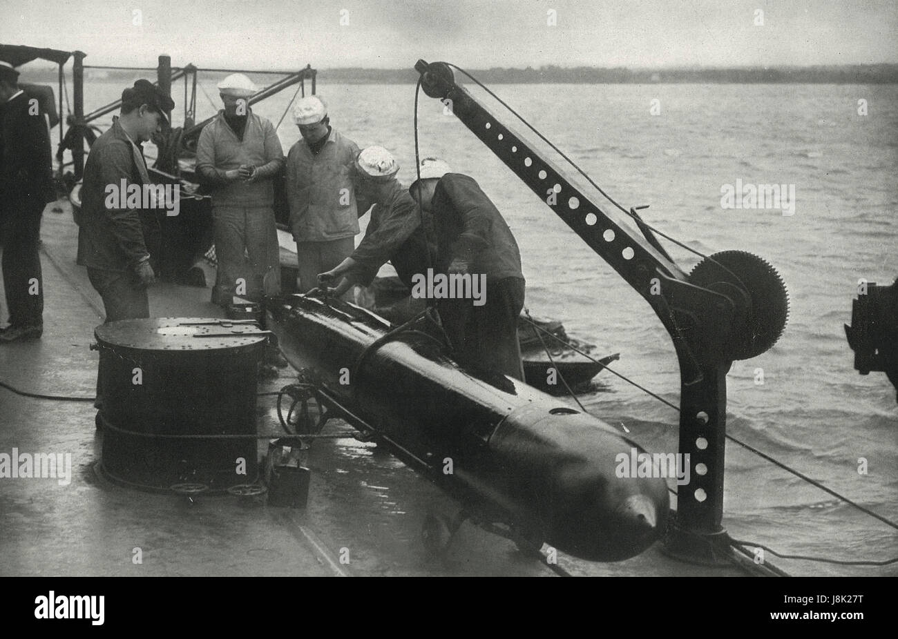 Torpedo estando preparados para disparar - Marina americana, circa 1915 Foto de stock