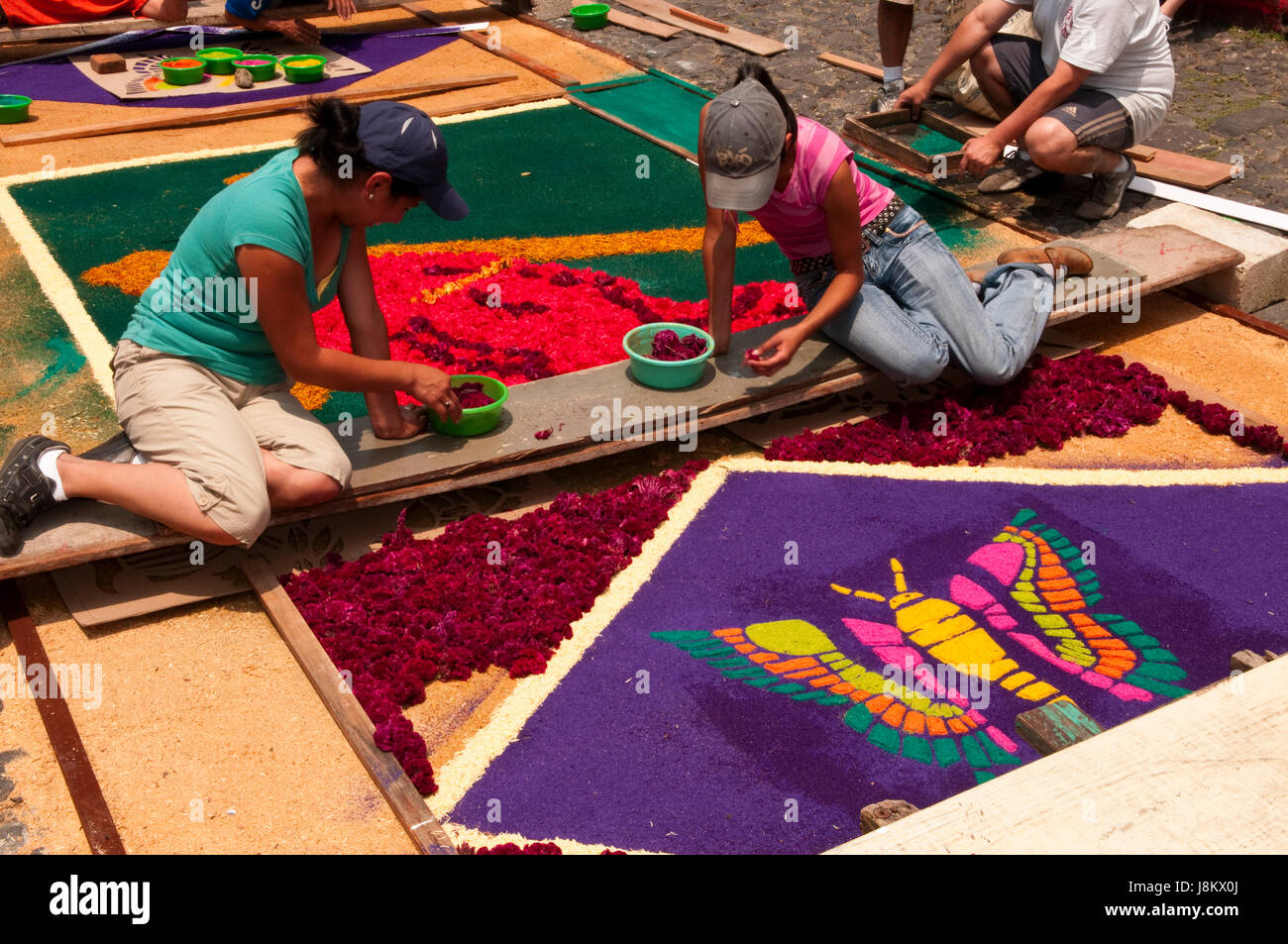 Haciendo procesion de alfombras fotografías e imágenes de alta