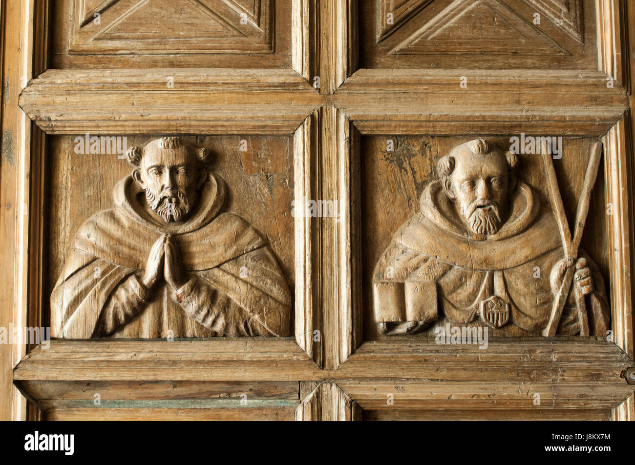 Un detalle de la puerta de madera de La Merced monasterio. Foto de stock