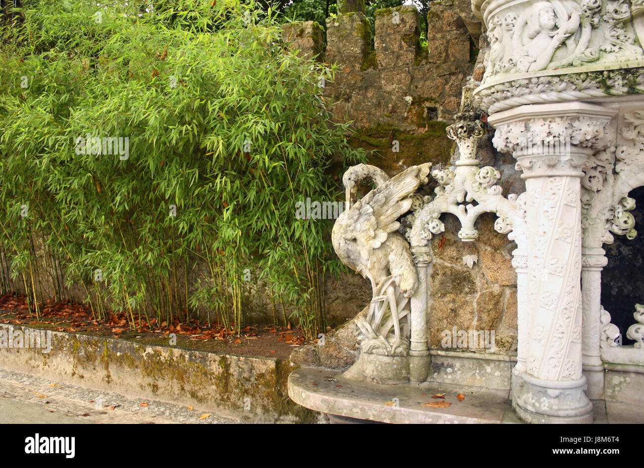 Detalle en el parque - antigua estatua de piedra de heron en estilo manuelino, Quinta da Regaleira Palacio en Sintra, Lisboa, Portugal. Sitio de Patrimonio Mundial de la UNESCO Foto de stock