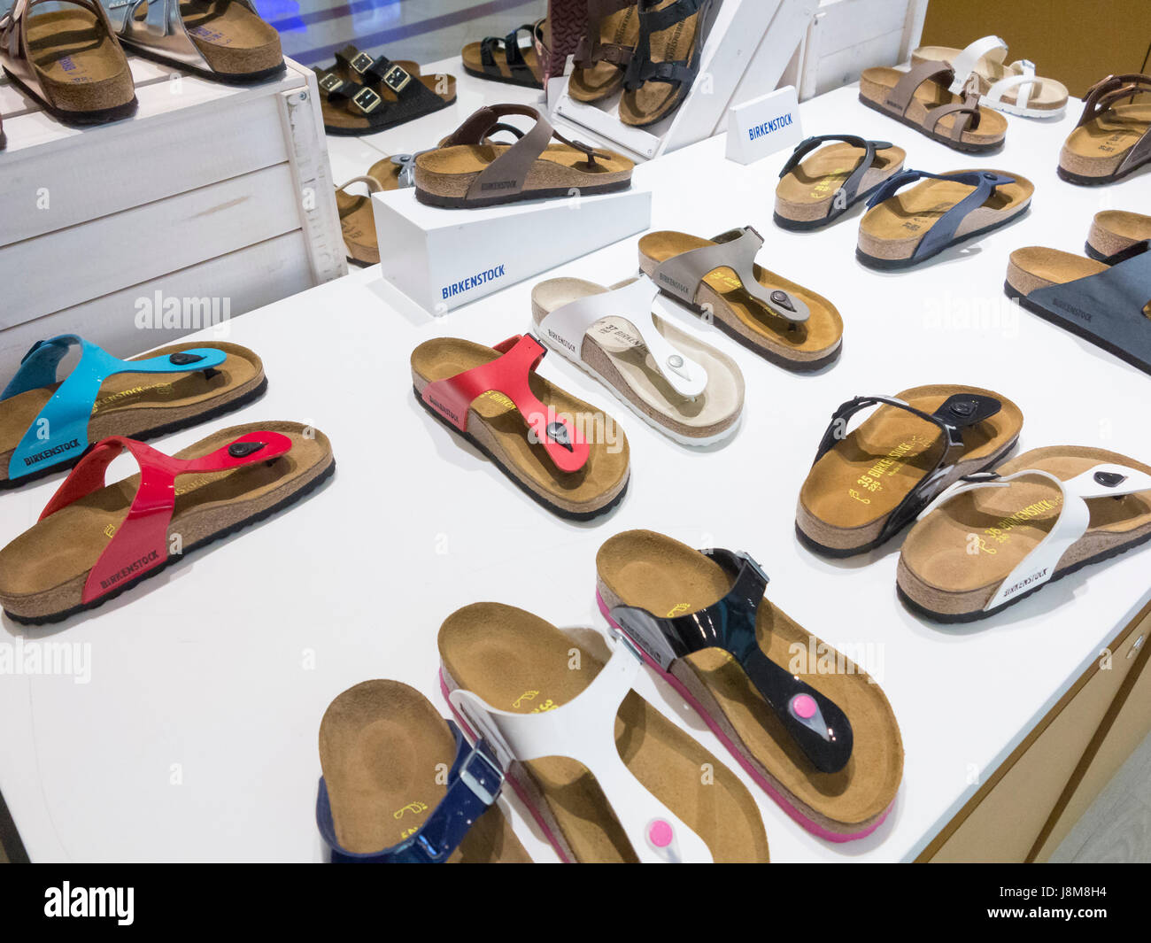 Shoe display sandals footwear fotografías e imágenes de alta resolución -  Alamy
