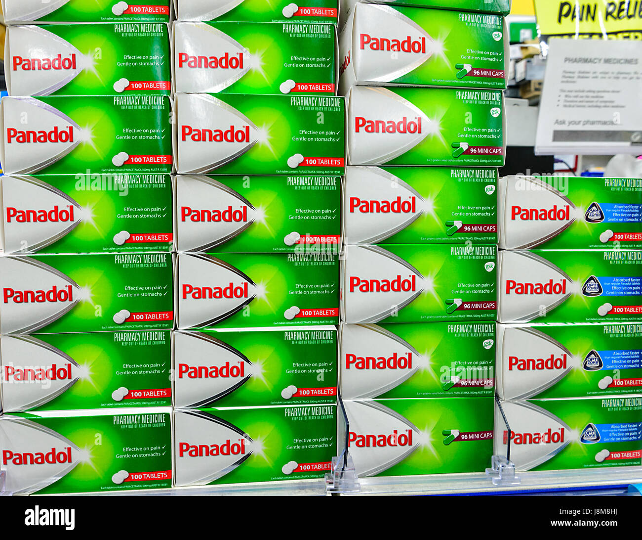 Cuadros de painkiller Panadol apiladas en estanterías de almacén, un químico farmacéutico, Shellharbor tienda de descuento, Nueva Gales del Sur (NSW, Australia Foto de stock